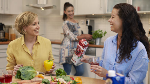 envases carton bebidas alimentos ventajas beneficios consumidor Mujeres en una cocina bebiendo de un envase de cartón para bebidas