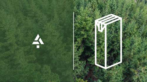 Envase de cartón para bebidas sobre fondo de bosque y logotipo de Alianza Cartón Bebidas