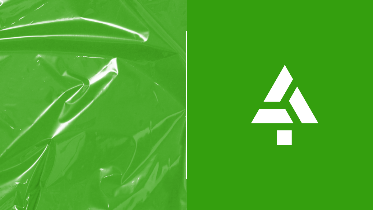 Fondo verde con plástico y logo ACE